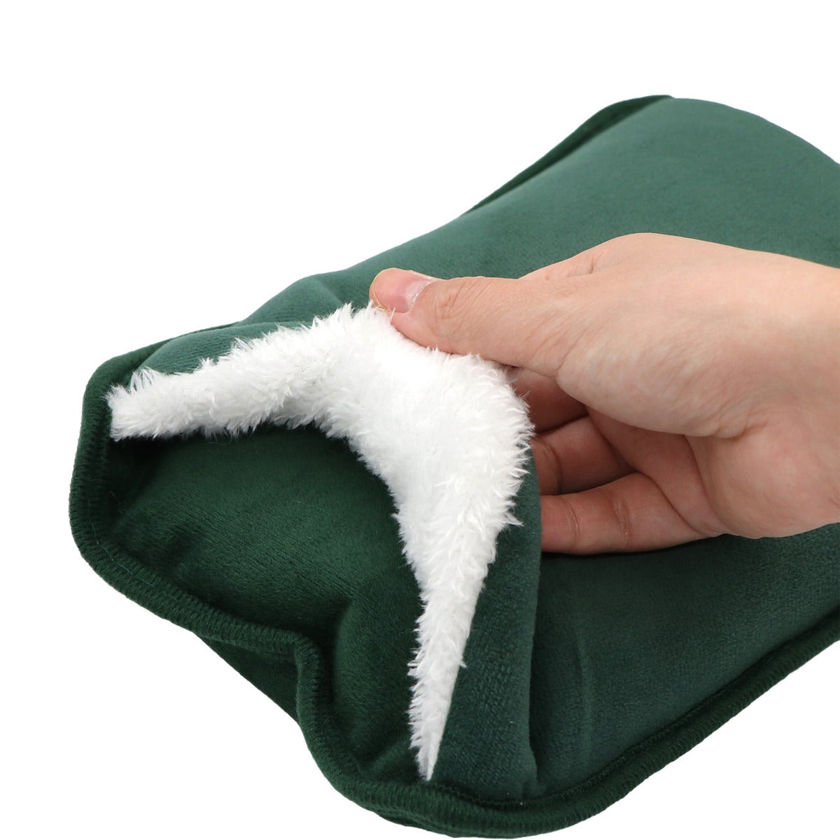 Housse verte de la bouillotte électrique Aura, tenue ouverte pour montrer l'intérieur sherpa blanc