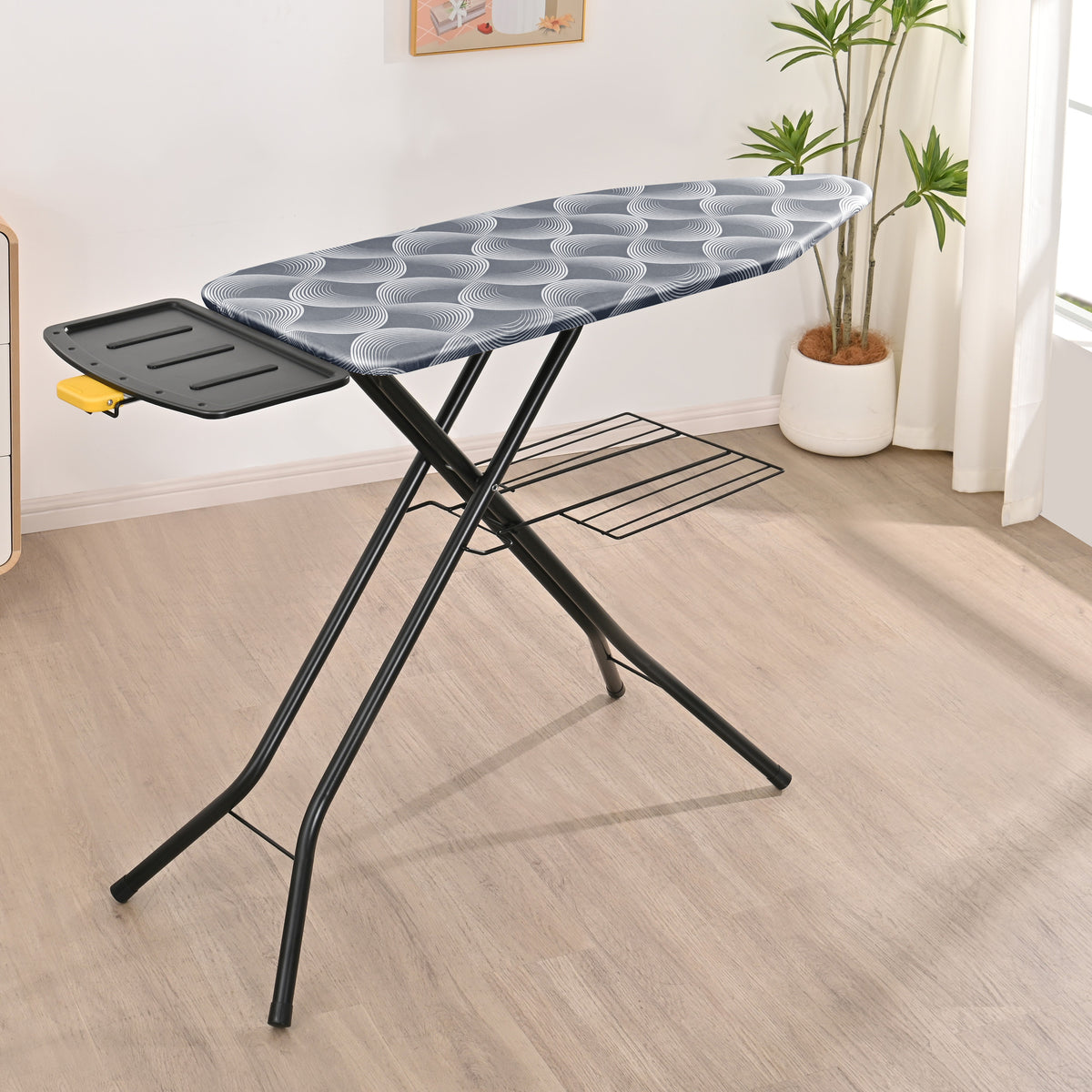 Planche à repasser Ironiq Pro X pour centrale vapeur en gris foncé, dépliée dans une pièce claire au parquet