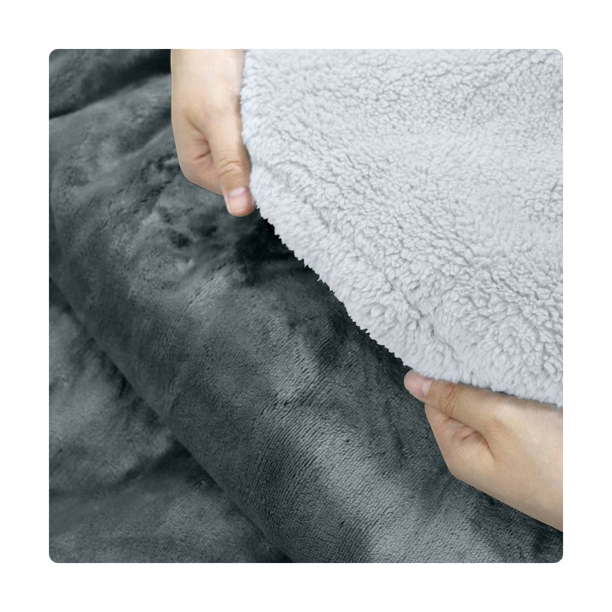 Tissu extérieur et intérieur sherpa de la couverture électrique PowerNap Sherpa en anthracite, tenus ouverts à la main