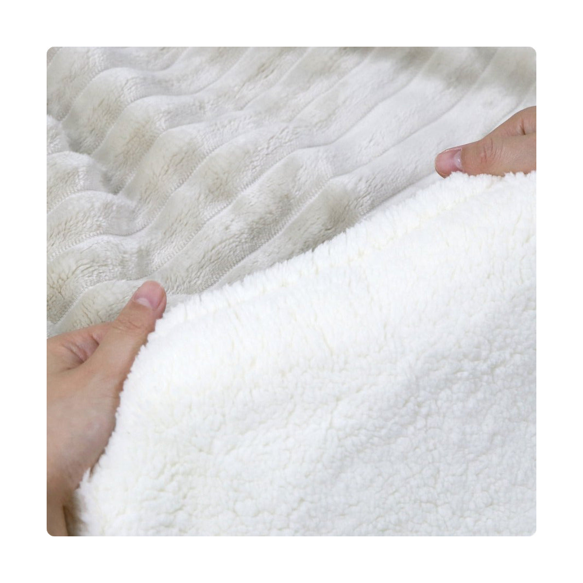 Tissu extérieur côtelé et intérieur sherpa blanc de la couverture électrique PowerNap Sherpa en beige, en gros plan