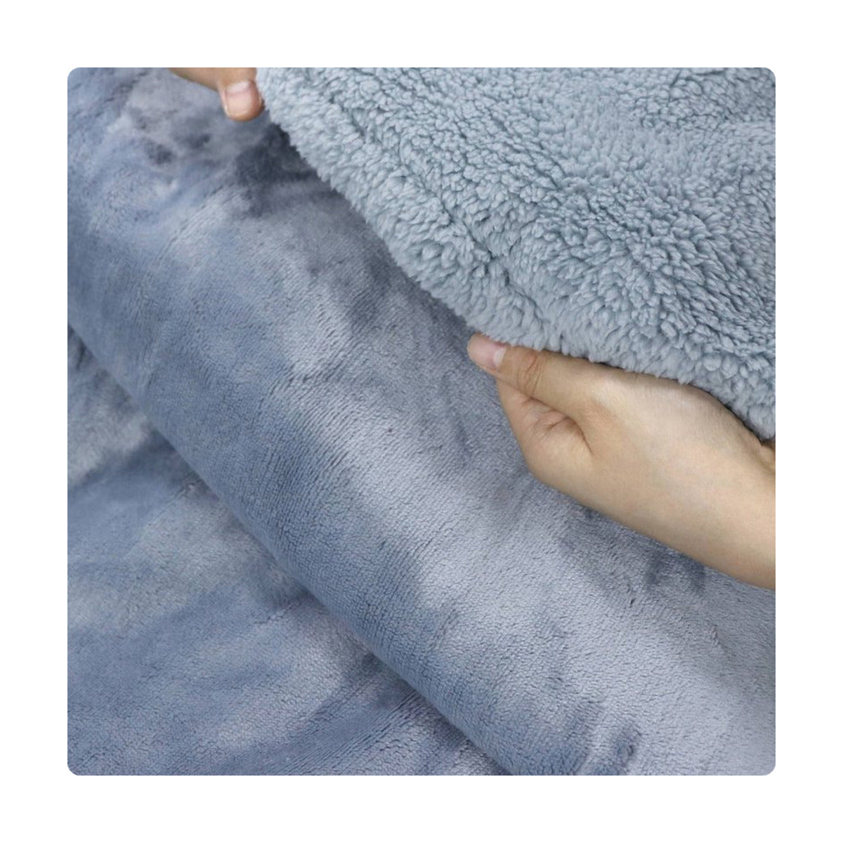 Tissu extérieur et intérieur sherpa de la couverture électrique PowerNap Sherpa en bleu-gris, tenus ouverts à la main